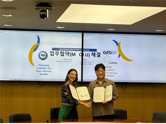 김성수 유럽·아프리카연구소 소장(한양대학교 정치외교학 교수)과 케이틀린 내쉬 라우드헤일러 대표가 지난 6월 4일 한양대에서 한-아프리카 스타트업 분야 협력을 위한 업무협약(MOU)을 체결하고 있다. <김성수 교수 제공>